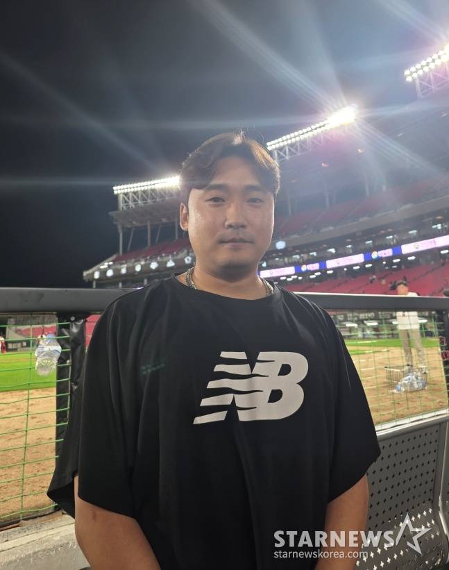 KIA 이준영이 10일 광주 삼성전을 승리로 이끈 후 취재진의 사진 요청에 응하고 있다. /사진=김동윤 기자