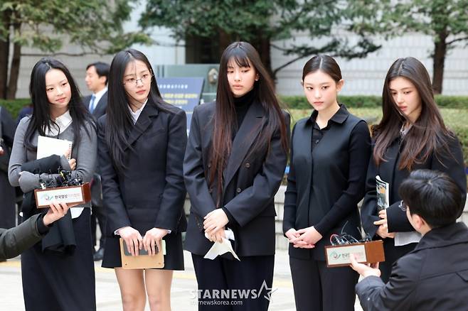 (서울=뉴스1) 황기선 기자 = 그룹 뉴진스(왼쪽부터 하니, 민지, 혜인, 해린, 다니엘)가 7일 서울 서초구 서울중앙지방법원에서 어도어 측이 멤버들을 상대로 제기한  ‘기획사 지위보전 및 광고계약 체결 등 금지’ 가처분 첫 심문기일을 마친 후 취재진 질문에 답하고 있다. 2025.3.7/뉴스1  Copyright (C) 뉴스1. All rights reserved. 무단 전재 및 재배포,  AI학습 이용 금지. /사진=(서울=뉴스1) 황기선 기자