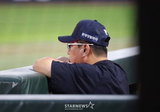 2025 신한 SOL Bank KBO리그 롯데 자이언츠 대 한화 이글스 경기가 10일 부산 사직야구장에서 열렸다.  롯데 김태형 감독이 1회초 2실점하자 어두운 표정으로 경기를 지켜보고 있다. /사진=김진경 대기자