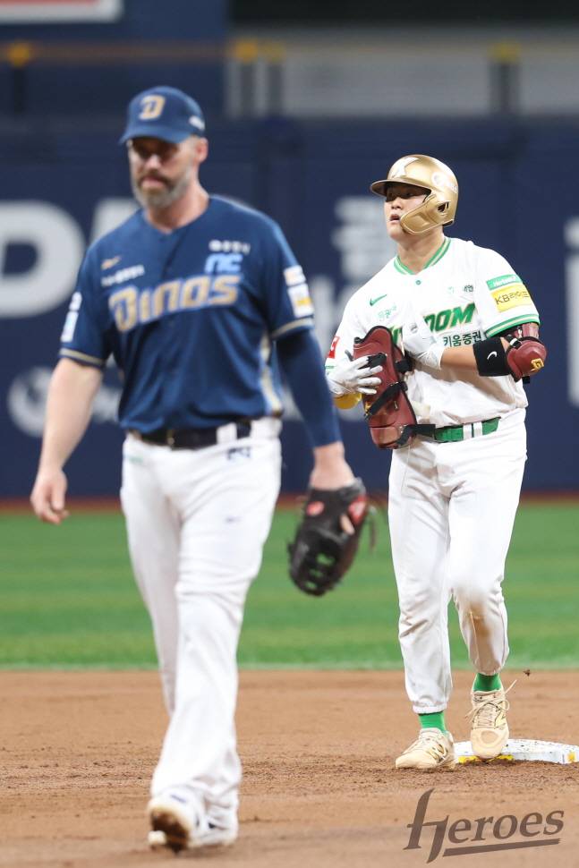 키움 김건희(오른쪽)가 11일 NC전 1회말 로건을 상대로 1타점 선제 적시타를 날리고 2루 베이스에서 장비를 풀고 있다. /사진=키움 히어로즈 제공