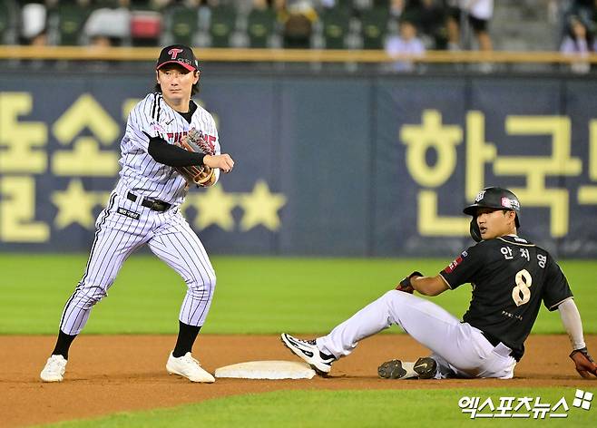 11일 오후 서울 송파구 잠실야구장에서 열린 '2025 신한 SOL Bank KBO리그' KT 위즈와 LG 트윈스의 경기, 6회초 무사 1,3루 LG 신민재가 KT 허경민의 내야땅볼때 안치영을 포스아웃 시킨 후 3루로 송구하고 있다. 잠실, 김한준 기자
