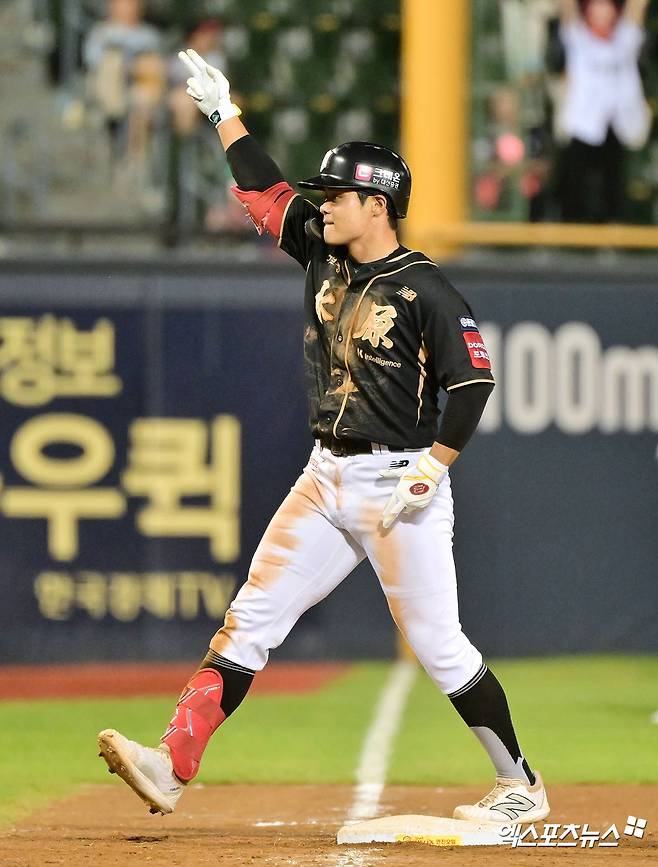 11일 오후 서울 송파구 잠실야구장에서 열린 '2025 신한 SOL Bank KBO리그' KT 위즈와 LG 트윈스의 경기, 8회초 1사 1,2루 KT 권동진의 2타점 3루타를 날리고 있다. 잠실, 김한준 기자