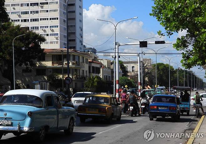 10일(현지시간) 쿠바 도로와 불 꺼진 신호등 [아바나 AFP=연합뉴스. 재판매 및 DB 금지]