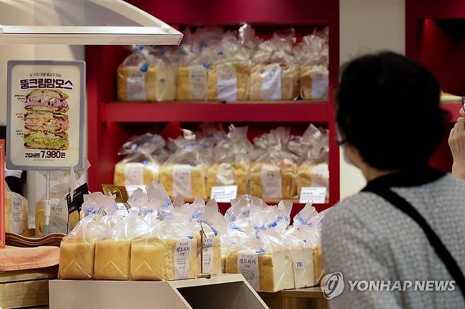 진열된 식빵 9월 3일 서울 한 빵집에서 시민들이 빵을 고르고 있다.[연합뉴스 자료사진]