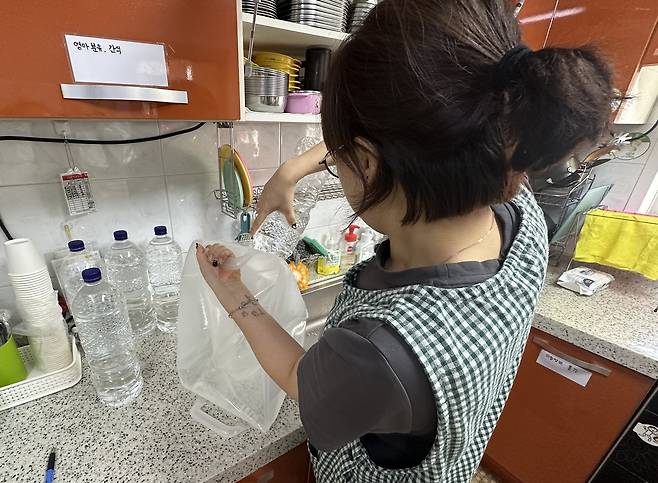 접이식 물주머니에 물 보관하는 어린이집 선생님 [촬영 강태현]