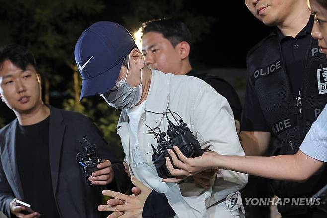 김건희특검 들어서는 이기훈 삼부토건 부회장 (서울=연합뉴스) 류영석 기자 = '삼부토건 주가조작' 사건으로 수사받다가 도주한 이기훈 삼부토건 부회장(겸 웰바이오텍 회장)이 경찰에 체포돼 11일 서울 종로구에 마련된 김건희특검 사무실로 들어서고 있다. 2025.9.11 ondol@yna.co.kr