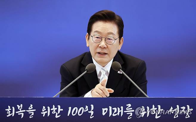 답변하는 이재명 대통령 (서울=연합뉴스) 김도훈 기자 = 이재명 대통령이 11일 청와대 영빈관에서 열린 취임 100일 기자회견 '회복을 위한 100일, 미래를 위한 성장'에서 취재진의 질문에 답변하고 있다. 2025.9.11 [대통령실통신사진기자단] superdoo82@yna.co.kr