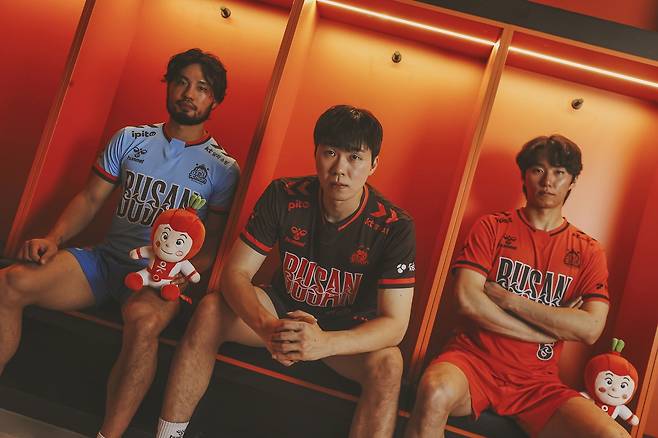 남자 프로배구 OK저축은행, 새 유니폼 공개 왼쪽부터 부용찬, 전광인, 이민규. [OK저축은행 배구단 제공. 재판매 및 DB금지]