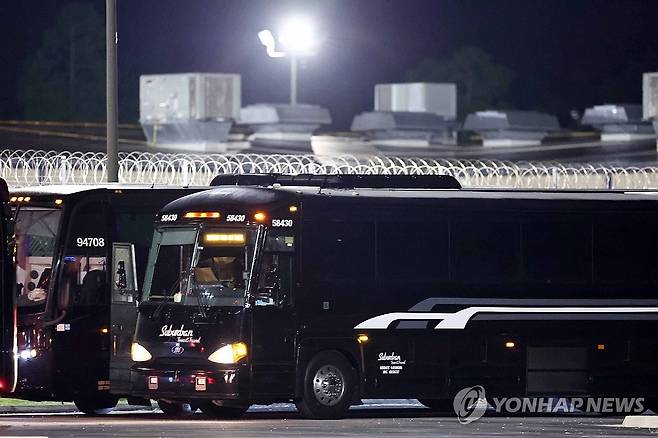 구금 한국 근로자 태울 버스 (포크스턴[미국 조지아주]=연합뉴스) 윤동진 기자 = 이민단속으로 체포됐던 현대차-LG엔솔 배터리공장 건설 현장 직원들이 탑승할 버스가 11일(현지시간) 미국 조지아주 포크스턴의 이민세관단속국(ICE) 구금시설에 주차돼 있다. 2025.9.11 mon@yna.co.kr