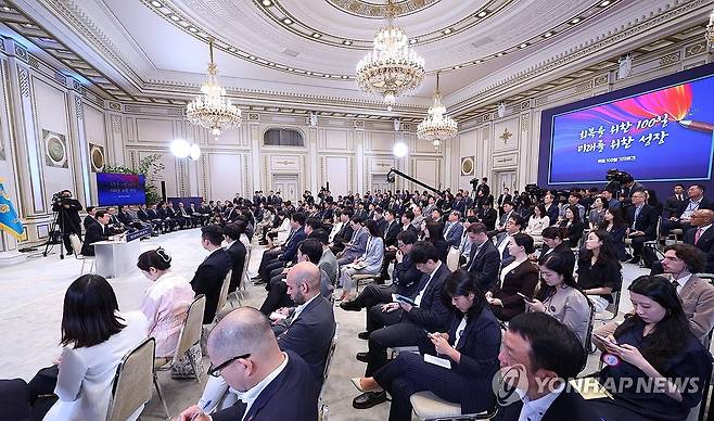 이재명 대통령, 취임 100일 기자회견 (서울=연합뉴스) 김도훈 기자 = 이재명 대통령이 11일 청와대 영빈관에서 취임 100일 기자회견을 하고 있다. 2025.9.11 [대통령실통신사진기자단] superdoo82@yna.co.kr