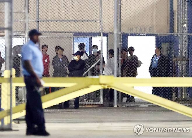 ICE 구금시설 나서는 한국 근로자들 (포크스턴[미국 조지아주]=연합뉴스) 윤동진 기자 = 이민단속으로 체포됐던 현대차-LG엔솔 배터리공장 건설 현장 직원들이 애틀란타 공항으로 향하기 위해 11일(현지시간) 미국 조지아주 포크스턴의 이민세관단속국(ICE) 구금시설을 나서고 있다. 2025.9.11 mon@yna.co.kr