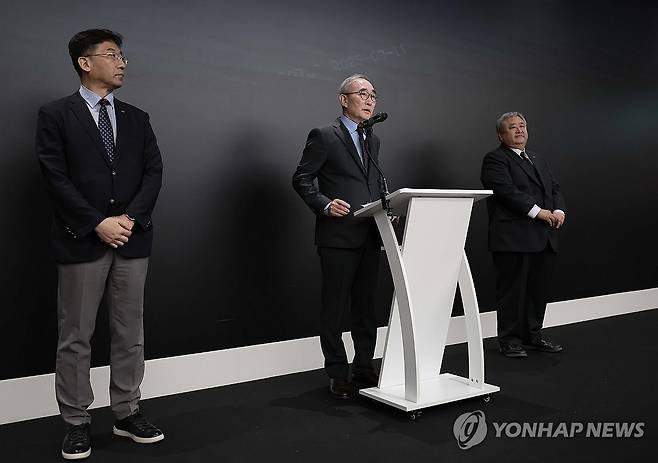 KT, 소액결제 피해 관련 향후 계획 발표 (서울=연합뉴스) 이동해 기자 = 김영섭 KT 사장이 11일 서울 종로구 KT 광화문빌딩 웨스트 사옥에서 소액결제 피해와 관련해 대응 현황과 향후 계획을 설명하고 있다. 2025.9.11 [공동취재] eastsea@yna.co.kr