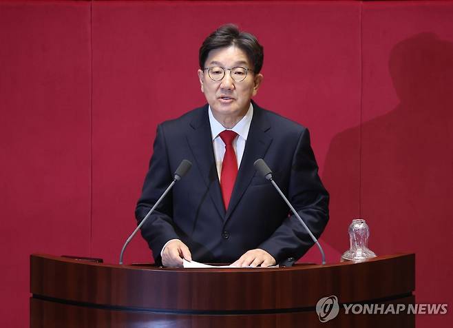 신상발언 하는 권성동 의원 (서울=연합뉴스) 김주성 기자 = 불법 정치자금 수수 혐의를 받는 국민의힘 권성동 의원이 11일 국회 본회의에서 자신의 체포동의안 표결을 앞두고 신상발언을 하고 있다. 2025.9.11 utzza@yna.co.kr