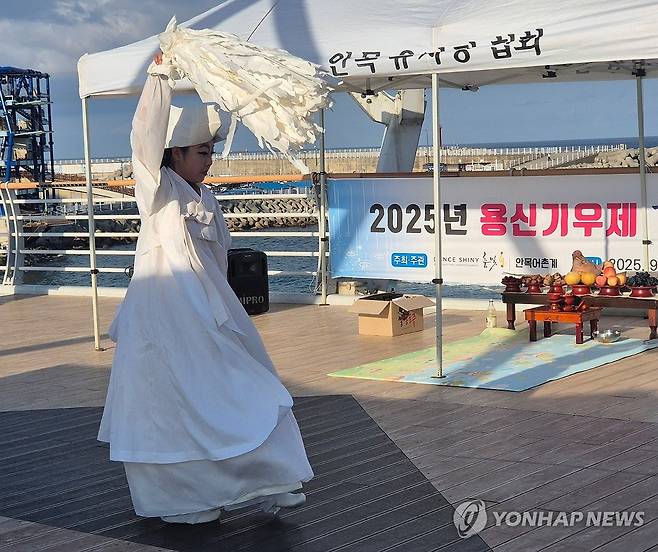 강릉에 비를 내려주소서 (강릉=연합뉴스) 류호준 기자 = 11일 강원 강릉시 병산동 솔바람 다리에서 기우제(祈雨祭)가 열리고 있다. 강릉시민들은 최근 극심한 가뭄으로 큰 불편을 겪고 있다. 2025.9.11 ryu@yna.co.kr