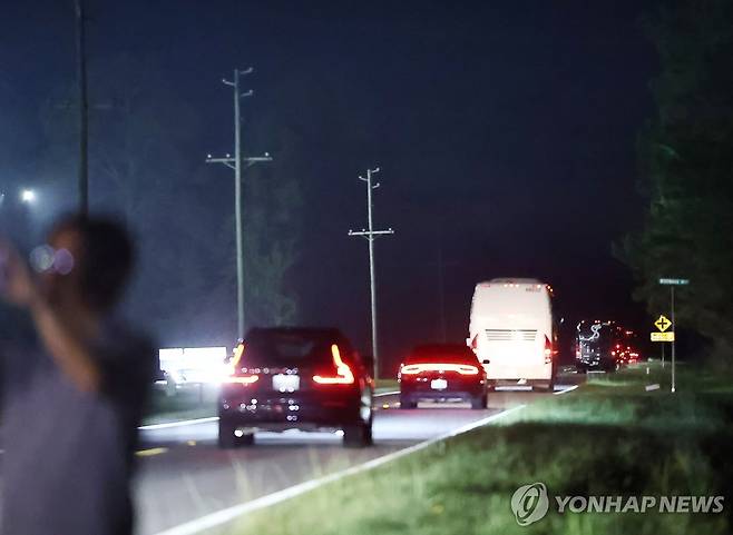 미 구금 한국 근로자, 귀국 위해 애틀란타 공항으로 (포크스턴[미국 조지아주]=연합뉴스) 윤동진 기자 = 이민단속으로 체포됐던 현대차-LG엔솔 배터리공장 건설 현장 직원들을 태운 버스가 11일(현지시간) 미국 조지아주 포크스턴의 이민세관단속국(ICE) 구금시설을 나서 애틀란타 공항으로 향하고 있다. 2025.9.11 mon@yna.co.kr