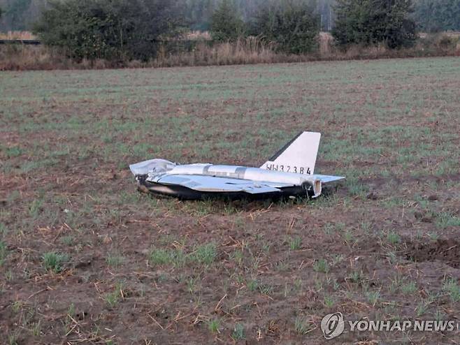 10일(현지시간) 폴란드 동부 마을에 추락한 드론 [로이터 연합뉴스. 재판매 및 DB 금지]