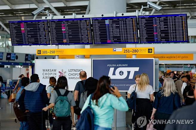 10일(현지시간) 러시아 드론 영공 침범으로 폴란드 바르샤바 국제공항 일시 폐쇄 [AFP 연합뉴스. 재판매 및 DB 금지]