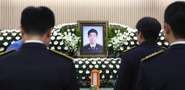 11일 인천 동구의 한 장례식장에 마련된 해경 고(故) 이재석 경장 빈소를 찾은 해경 동료들이 조문하고 있다.      이 경장은 이날 오전 3시 30분께 인천 옹진군 영흥도 갯벌에서 70대 A씨가 고립됐다는 신고를 받고 현장에 투입돼 구조 작업 중 고립 A씨에게 구명조끼를 벗어주고 실종됐다. 2025.9.11 /연합뉴스