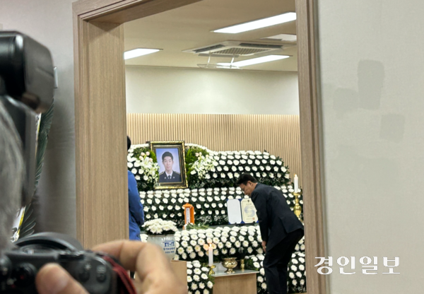 11일 오후 인천 동구 한 장례식장에 차려진 고(故) 이재석 경사의 빈소를 찾은 김민석 국무총리가 조문을 하고 있다. 2025.9.11 /백효은기자 100@kyeongin.com