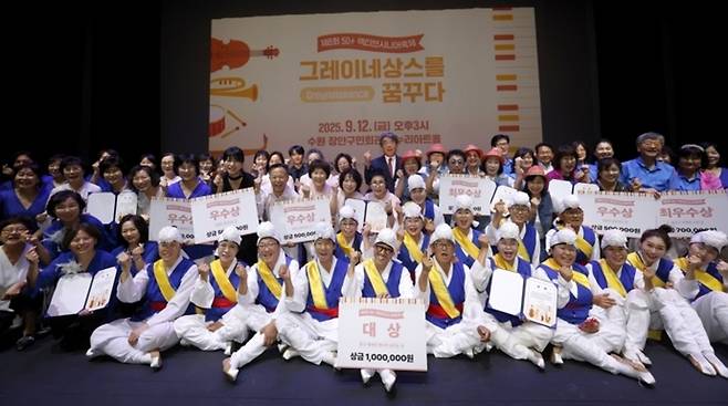 ▲ '제8회 50+ 액티브시니어축제' 참가들이 기념 촬영을 하고 있다. /김철빈 기자 narodo@incheonilbo.com