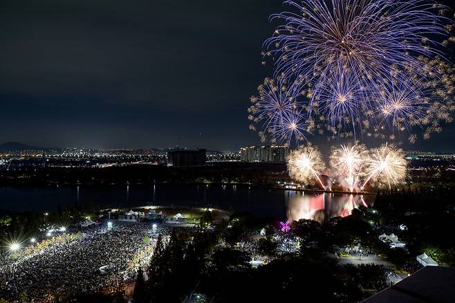 ▲ 일산호수공원 상공을 수 놓은 '2024 고양호수예술축제' 불꽃 드론 라이트쇼 /사진 제공=고양시