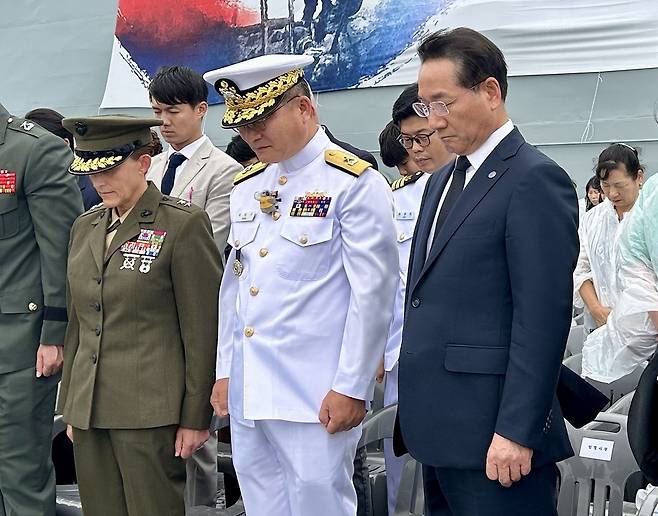▲ 12일 해군 마라도함에서 유정복(오른쪽) 인천시장과 박태규(가운데) 해군 인사참모부장, 발레리 잭슨 주한 미 해병대사령관이 인천상륙작전에서 희생된 전사자를 향해 묵념하고 있다.