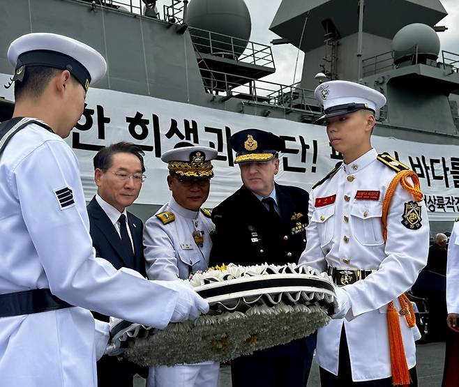 ▲ 12일 해군 마라도함에서 유정복 인천시장이 인천상륙작전 전사자 희생과 헌신을 기리며 해상 헌화를 진행하고 있다.