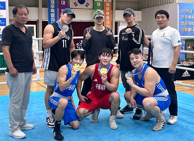 12일 제주 서귀포다목적체육관에서 폐막한 제55회 대통령배 전국시도복싱대회서 부별 종합우승을 차지한 수원시청 선수단이 기념사진을 찍고 있다. 사진=수원시청