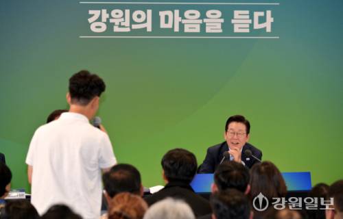 이재명 대통령이 12일 춘천시 강원창작개발센터에서 열린 지역 토론회 ‘강원의 마음을 듣다’ 타운홀 미팅에 참석해 강원도민들의 의견을 경청하고 있다. 박승선기자