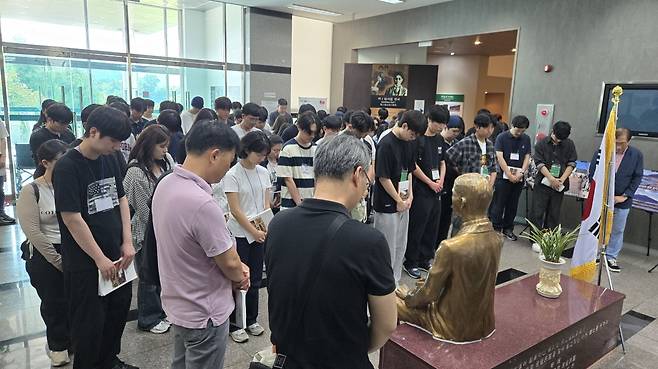 충북대학교 사학과 학생 80명이 박열의사기념관을 찾아 박열 의사 흉상 앞에서 추모하는 모습. /박열의사기념관 제공