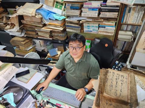 양수성 씨가 온통 책에 둘러싸여 있다.