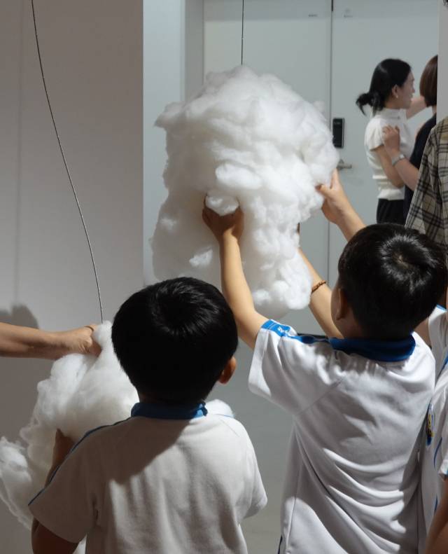 전시장 한 쪽에는 솜 뭉치를 직접 만져볼 수 있는 공간도 있다.