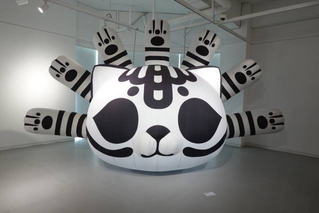 조세민 작가의 공기 조형 작품 ‘78 벌려 환영합니다’.