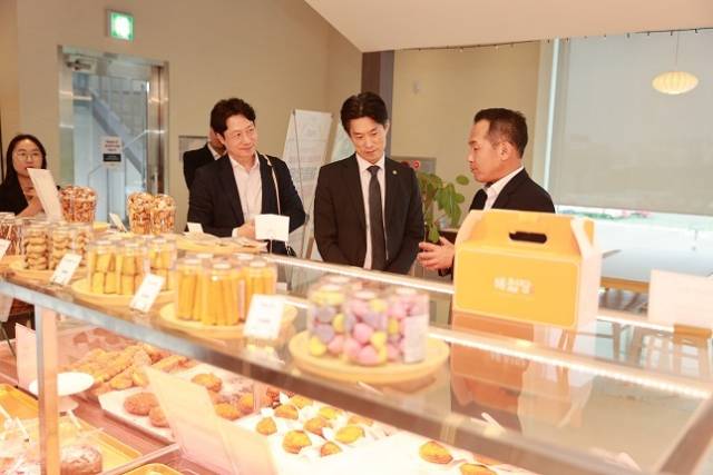 노용석 중소벤처기업부 차관이 12일 울산 해월당을 방문해 매장을 둘러보고 있다. 중기부 제공