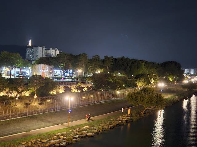 남강둔치에 설치된 야간 경관조명.