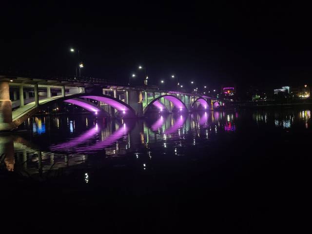 야간조명으로 불을 밝힌 진주 남강 천수교./진주시/