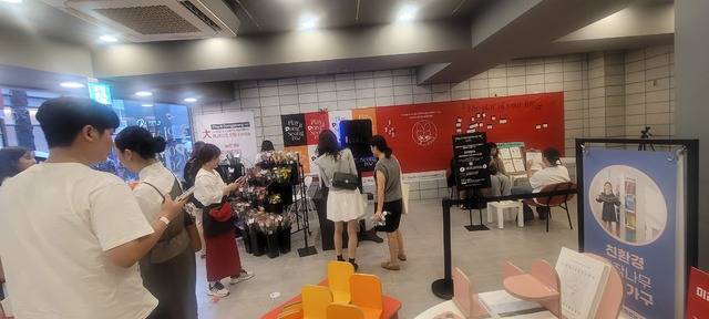 동성로 내 빈 상가를 활용한 '동성로 팝업스토어'가 12일 대구시 동성로 일대에서 열린 가운데, 시민들이 EDM 등을 기반으로 한 음악을 감상하며 다양한 제품을 살펴보고 있다. 권영진 기자