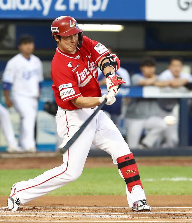 11일 대구 삼성라이온즈 파크에서 열린 경기에서 9회초 1점 홈런을 때려내 KBO리그 최초 10시즌 연속 20홈런을 달성한 SSG 랜더스 최정