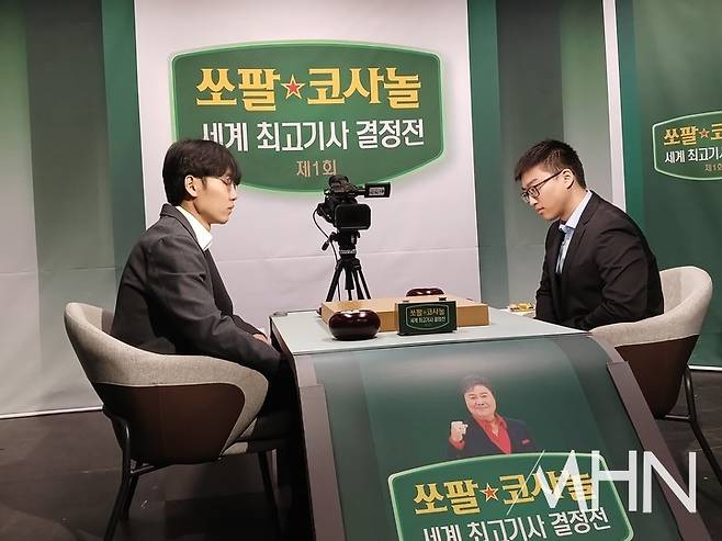 신진서 9단(왼쪽)과 투샤오위 9단이 대국을 기다리며 승부호흡을 가다듬고 있다.(사진 MHN 엄민용 선임기자)