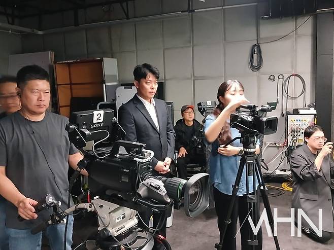 대국장에서 신진서 9단과 투샤오위 9단의 대국을 지켜보고 있는 홍민표 국가대표 감독.(사진 MHN 엄민용 선임기자)