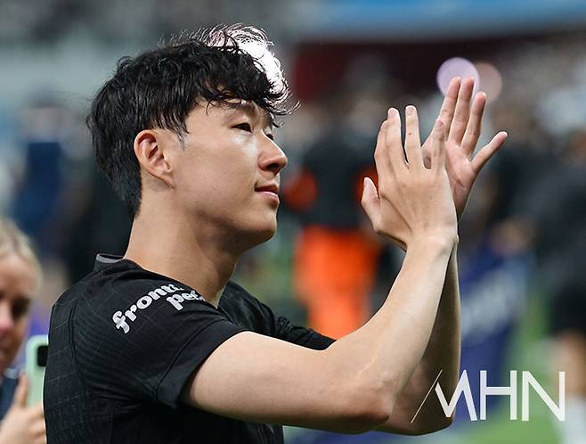 쿠팡플레이 이벤트 매치에서 토트넘 소속으로 팬들에게 마지막 인사를 전하는 손흥민&nbsp;