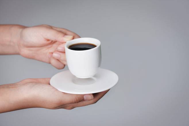 커피는 주성분인 카페인으로 인해 수면에 영향을 미치고, 사람을 초조하게 만들 수도 있다. 하지만 이런 단점 외에 적당량을 섭취하면 당뇨병이나 파킨슨병 등 몇 가지 질병 위험을 낮추는 데 도움이 된다. [사진=클립아트코리아]