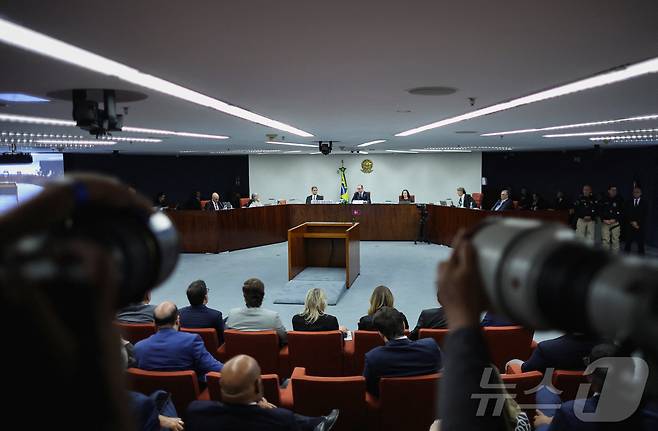 11일(현지시간) 브라질 연방대법원에서 알렉산드르 지 모라이스 대법관, 카르멘 루시아 대법관, 루이스 푹스 대법관, 플라비우 디누 대법관, 크리스티아누 자닌 대법관이 자이르 보우소나루 전 대통령의 쿠데타 모의 혐의 재판에 참석해 있다. 2025.09.11. ⓒ 로이터=뉴스1 ⓒ News1 윤다정 기자