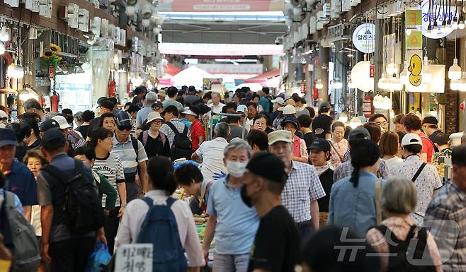 정부가 오는 22일부터 국민 1인당 10만 원의 2차 소비쿠폰을 지급한다.  사진은 9일 서울 동대문구 청량리 전통시장. 2025.9.9/뉴스1 ⓒ News1 김진환 기자