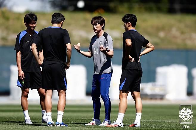 홍명보 대한민국 축구 대표팀 감독과 수비수들. (대한축구협회 제공. 재판매 및 DB 금지) 2025.9.5/뉴스1