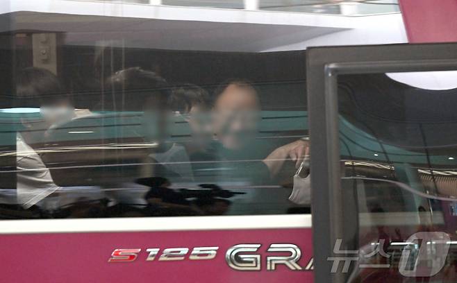 미국 이민 당국에 체포·구금됐다가 석방된 한국인 근로자들이 12일 인천국제공항 제2여객터미널을 통해 귀국한 뒤 버스에 탑승하고 있다. 풀려난 한국인들은 지난 4일 미국 조지아주 엘러벨의 현대차그룹-LG에너지솔루션 배터리 합작공장 건설 현장에서 체포·구금된 지 8일 만에 고국 땅을 밟게 됐다. (공동취재) 2025.9.12/뉴스1 ⓒ News1 박지혜 기자
