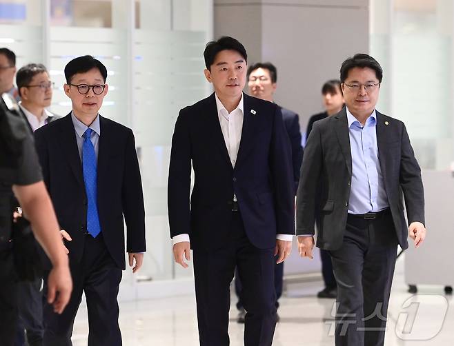 미국 이민당국에 의해 조지아주에 구금됐던 한국인 근로자들이 12일 인천국제공항 제2여객터미널로 귀국한 가운데 박윤주 외교부 1차관(왼쪽부터), 강훈식 대통령 비서실장, 문신학 산업통상자원부 1차관이 브리핑을 위해 이동하고 있다. (공동취재)2025.9.12/뉴스1 ⓒ News1 박지혜 기자