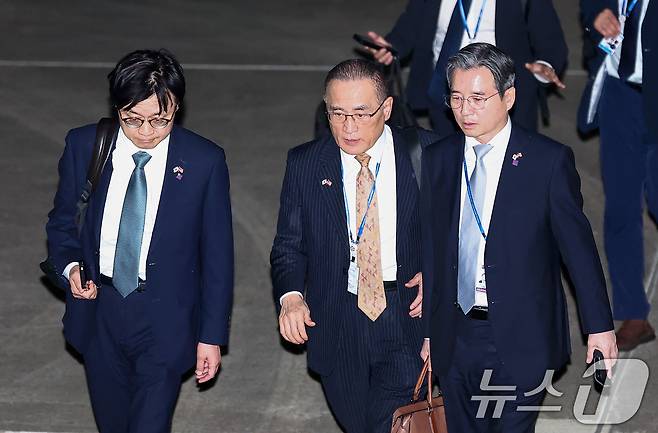 김정관 산업통상자원부 장관(왼쪽부터), 위성락 국가안보실장, 김용범 대통령실 정책실장이 28일 새벽 미국 순방 일정을 마치고 경기도 성남 서울공항을 통해 귀국해 대화하고 있다. 2025.8.28/뉴스1 ⓒ News1 김성진 기자