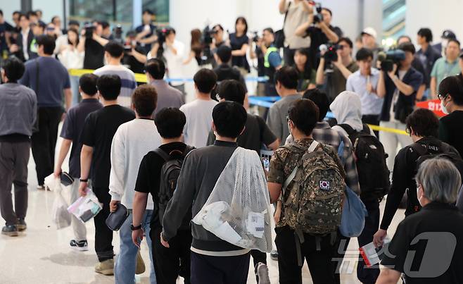미국 이민당국에 의해 체포됐던 한국인 근로자가 12일 인천국제공항 제2여객터미널을 통해 귀국하고 있다. (공동취재)2025.9.12/뉴스1 ⓒ News1 박지혜 기자