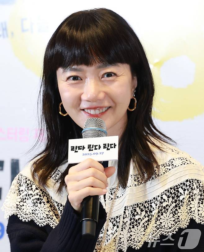 배우 배두나가 12일 오후 서울 강남구 코엑스 메가박스에서 열린 영화 '린다 린다 린다'(감독 야마시타 노부히로)의 언론배급시사회 및 기자간담회에서 미소를 짓고 있다. '린다 린다 린다'는 고교생활 마지막을 장식할 축제를 준비하는 여고생 밴드와 얼떨결에 보컬이 된 한국인 유학생 '송'의 서툴고 반짝이는 청춘을 그린 영화다. 2025.9.12/뉴스1 ⓒ News1 권현진 기자